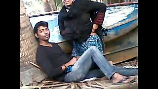 Desi couple caught boinking outdoor